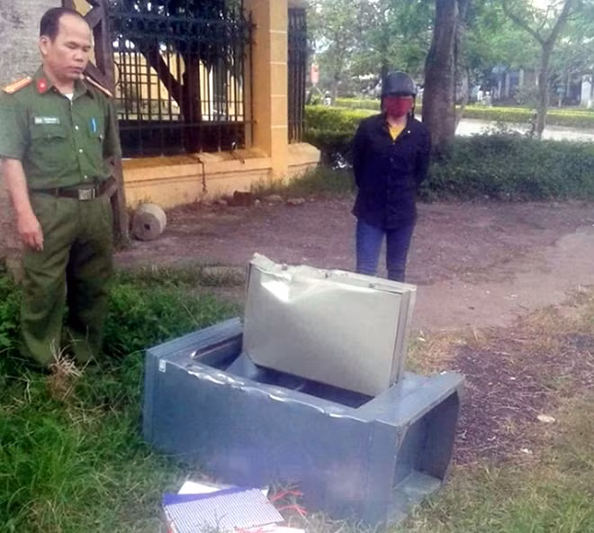 Két sắt phòng kế toán, Văn phòng Huyện ủy A Lưới bị trộm cạy phá để trộm tiền.