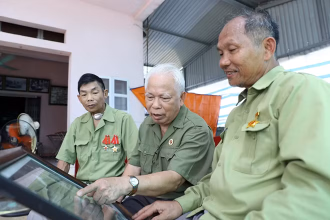 Các cựu binh xe tăng 846 chia sẻ những ký ức một thời khói lửa, đạn bom.
