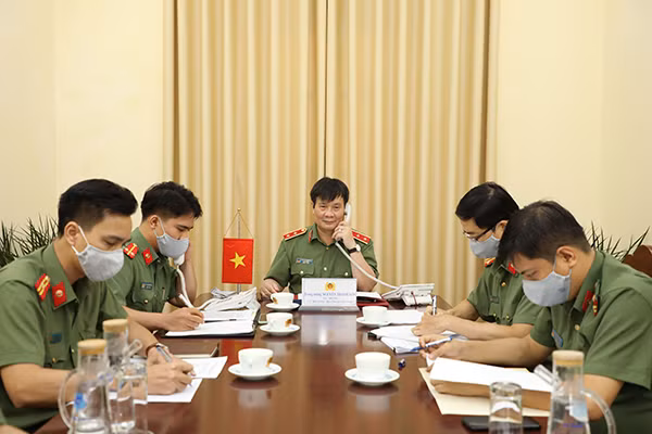 Trung tướng Nguyễn Thanh Sơn, Cục trưởng Cục Đối ngoại điện đàm với Vụ trưởng, Ban Thư ký Hội đồng An ninh quốc gia Ấn Độ ngày 11/6/2021. Trung tướng Nguyễn Thanh Sơn, Cục trưởng Cục Đối ngoại điện đàm với Vụ trưởng, Ban Thư ký Hội đồng An ninh quốc gia Ấn Độ ngày 11/6/2021.