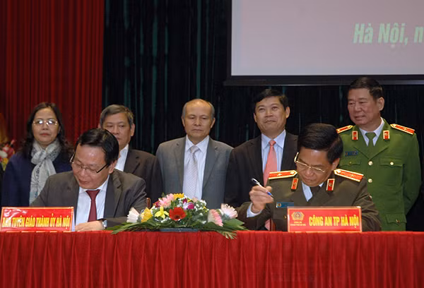 Giám đốc Công an TP Hà Nội Thiếu tướng Đoàn Duy Khương và Trưởng Ban Tuyên giáo Thành ủy Nguyễn Văn Phong ký kết Chương trình phối hợp giữa 2 đơn vị