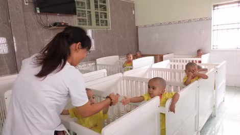 Các bé ở mái ấm vui mừng khi thấy người vào thăm.