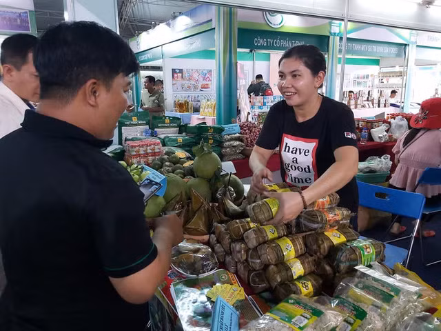 Đặc sản các địa phương được giới thiệu tại sự kiện.