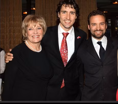 Thủ tướng Canada Justin Trudeau cùng mẹ và anh trai trong một sự kiện của WE Charity. Ảnh: BayObsever.