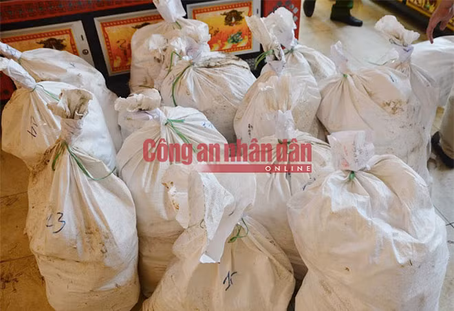 Các bao tải trắng chưa ma túy đá bị vứt ở cánh đồng muối.