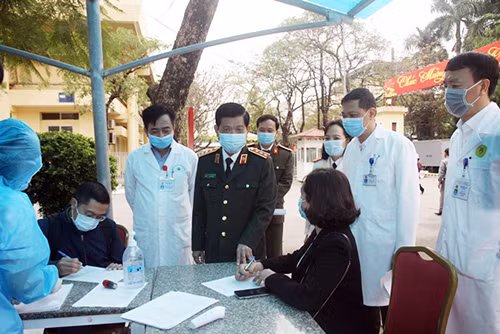Thứ trưởng Nguyễn Văn Sơn kiểm tra chốt phòng chống dịch COVID-19, điểm khai báo y tế phòng dịch tại Bệnh viện 19-8