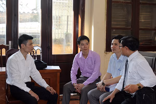 Bị cáo Hoàng Công Lương cùng các Luật sư của mình sau buổi xét xử