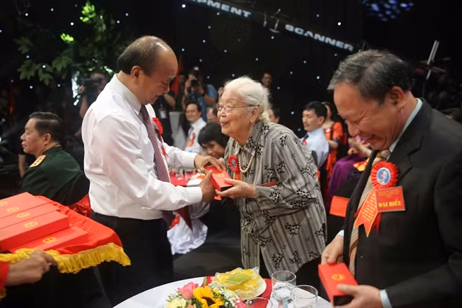 Thủ tướng Nguyễn Xuân Phúc trao Kỷ niệm chương cho các đại biểu tham gia chương trình.