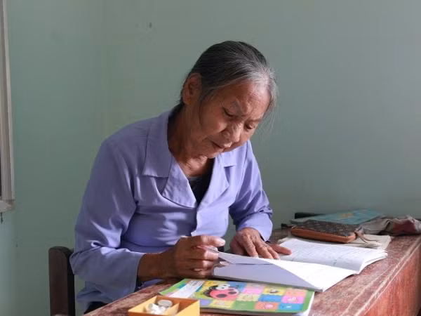 Bà giáo Nguyễn Thị Thông đã ngoài 70 tuổi những vẫn luôn miệt mài, tâm huyết những những học trò đặc biệt của mình.