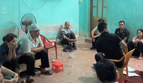 Các con bạc cùng tang vật bị thu giữ