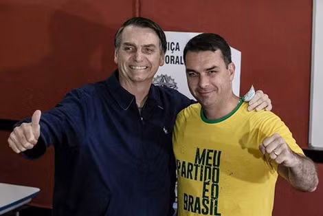 Tổng thống Brazil Jair Bolsonaro và con trai Flavio.