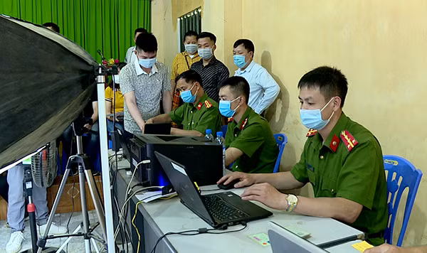 Thời tiết nắng nóng nhưng CBCS Công an huyện Bắc Yên vẫn phục vụ nhân dân tận tình, chu đáo.