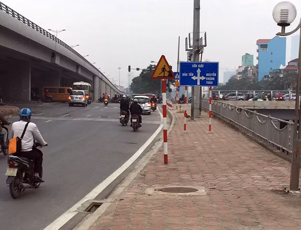 Đoạn đường xuất hiện hố ga không nắp. Ảnh: T.Đ.Phong