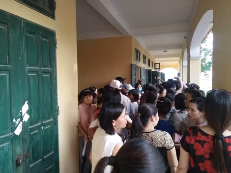 Nhiều phụ huynh bất bình trước thái độ của vị hiệu trưởng Trường tiểu học Sơn Đồng nên đã đi theo để yêu cầu làm rõ.