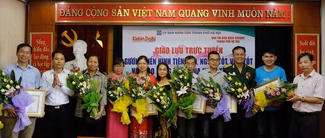 Bà Tiến cùng với những tấm gương "Người tốt việc tốt" được thành phố Hà Nội trao tặng bằng khen.