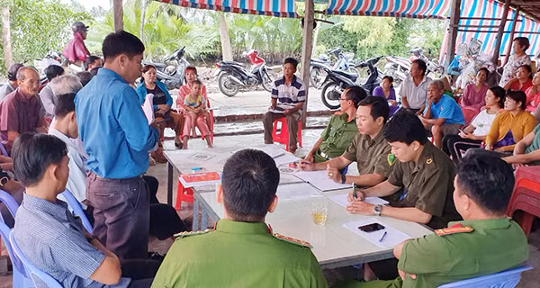 Công an huyện U Minh Thượng họp dân công khai và xử phạt hành chính đối với Lê Hoàng Việt.