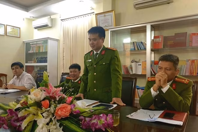 Lãnh đạo công an huyện Kiến Thụy trao đổi với báo chí sáng ngày 21-3. Ảnh: Lao Động