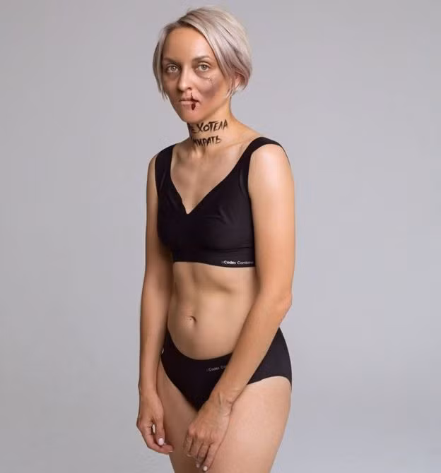 Oksana Kravtsova lập luận rằng, điều quan trọng là luật thay đổi khi nói đến việc bảo vệ nạn nhân của bạo lực gia đình. Oksana Kravtsova lập luận rằng, điều quan trọng là luật thay đổi khi nói đến việc bảo vệ nạn nhân của bạo lực gia đình.