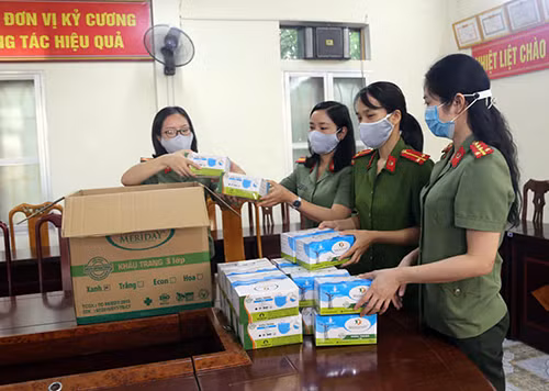 Tặng khẩu trang và nước rửa tay cho y bác sĩ Đà Nẵng.