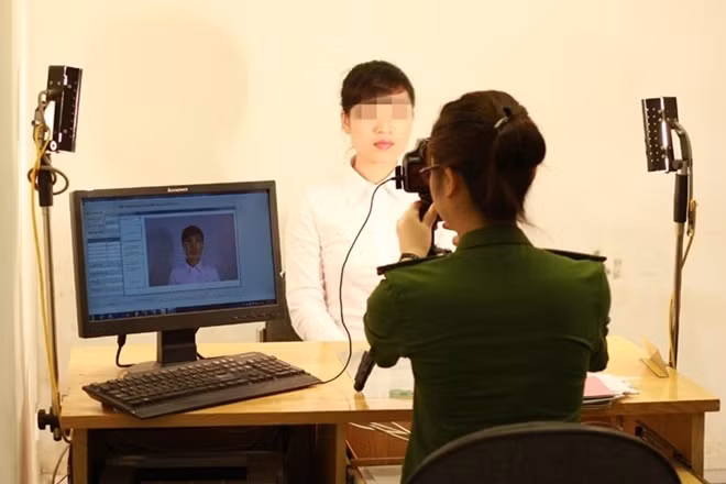 Cán bộ Công an làm căn cước cho người dân.