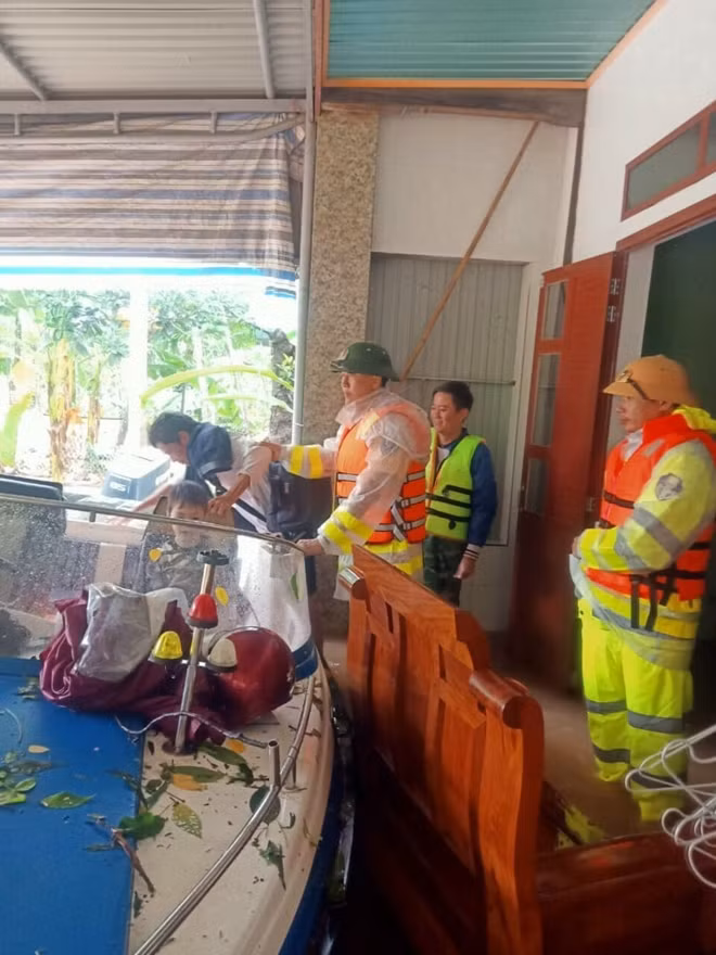 Lực lượng phòng CSGT công an tỉnh Hà Tĩnh dùng ca nô di dời người và tài sản của dân Cẩm Xuyên đến nơi an toàn.