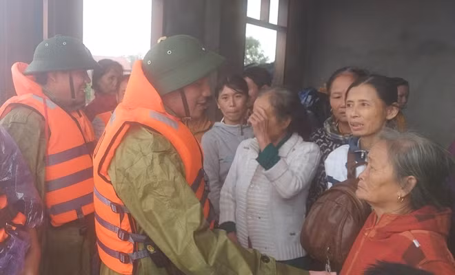 Bí thư tỉnh ủy và Giám đốc Công an tỉnh Hà Tĩnh thăm hỏi, động viên bà con thôn 8, xã Cẩm Quang, huyện Cẩm Xuyên.
