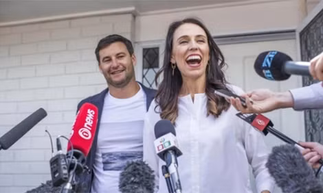 Thủ tướng New Zeland Jacinda Ardern và người bạn đời Clarke Gayford. Thủ tướng New Zeland Jacinda Ardern và người bạn đời Clarke Gayford.