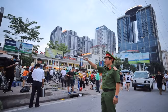 Lực lượng công an liên tục tuần tra, nhắc nhở người dân cũng như các phương tiện di chuyển khỏi khu vực cổng bến xe Mỹ Đình để đảm bảo ANTT và TTGT.
