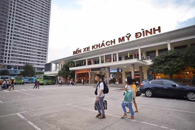 Hôm nay là ngày nghỉ cuối trong dịp nghỉ lễ Quốc Khánh 2-9 kéo dài 3 ngày, người dân ở khắp nơi đổ dồn về Thủ đô để bắt đầu tuần làm việc mới. Tuy nhiên, ghi nhận của PV CAND tại bến xe Mỹ Đình vào chiều nay (2-9) lượng hành khách từ các tỉnh thành đổ về đây lại không quá nhiều, bến xe tương đối thoáng đãng.