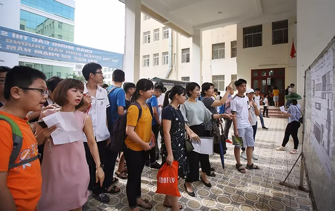 Phụ huynh Hà Nội cùng con tới điểm thi. Ảnh minh họa.