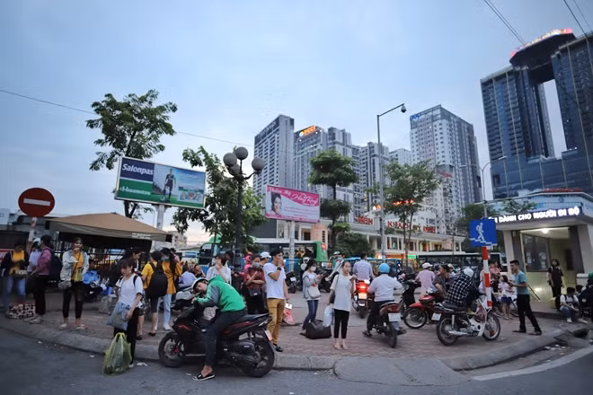Một góc phía ngoài cổng bến xe Mỹ Đình nhốn nháo người dân và xe ôm.