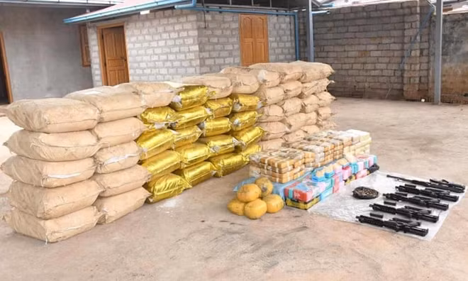 Vũ khí, đạn dược và túi đựng methamphetamine tinh thể bị cảnh sát Myanmar thu giữ.