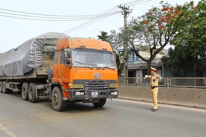 Quá trình làm nhiệm vụ tuần tra lưu động trên tuyến QL1A, tổ công tác phát hiện xe ô tô đầu kéo mang BKS 35C-003.66, trên đầu xe ghi nhà xe Huy Lương chở xi măng từ tỉnh Thanh Hoá về Ninh Bình có dấu hiệu vi phạm nên đã tiến hành dừng xe kiểm tra.