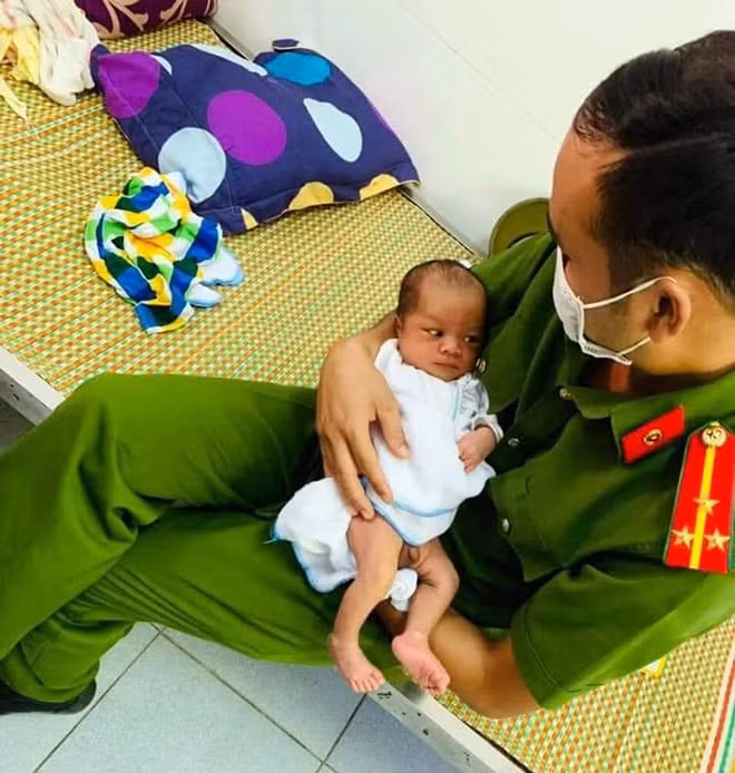 Cháu bé nằm ngoan trong vòng tay chiến sĩ Công an xã Diễn Hồng Cháu bé nằm ngoan trong vòng tay chiến sĩ Công an xã Diễn Hồng