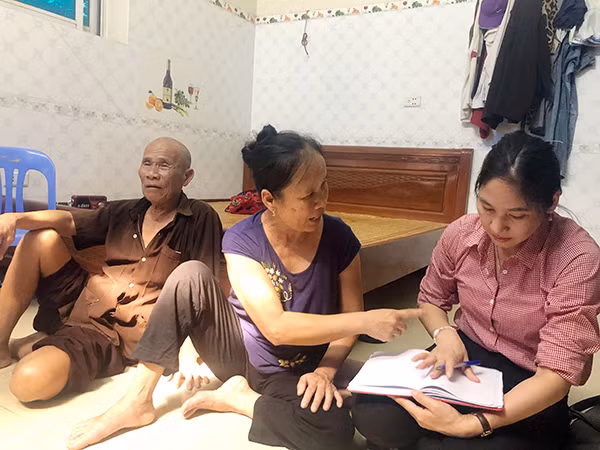 Phóng viên đang trao đổi với cụ Thêm và con gái cụ - chị Trần Thị Xuân.