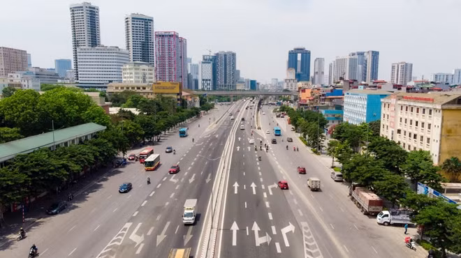 Các chuyên gia khí tượng Thủy văn cảnh báo, nắng nóng kết hợp với độ ẩm trong không khí giảm thấp và gió Tây Nam gây hiệu ứng phơn thổi mạnh nên có nhiều nguy cơ xảy ra cháy nổ và hỏa hoạn ở khu vực dân cư do nhu cầu sử dụng điện tăng cao và nguy cơ cao cháy rừng ở các tỉnh Trung Bộ. Ngoài ra, nắng nóng còn có thể gây tình trạng mất nước, kiệt sức, đột quỵ do sốc nhiệt đối với cơ thể người khi tiếp xúc lâu với nền nhiệt độ cao.