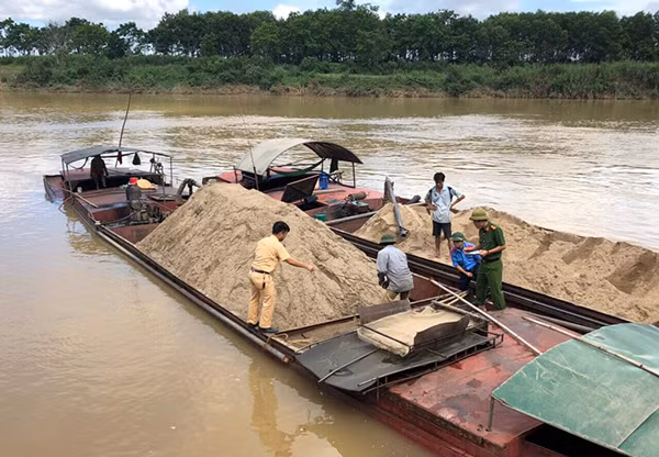 Kiểm tra, đo đạc xác định khối lượng cát khai thác trái phép ngay trên thuyền vi phạm tại Thanh Chương tại huyện Thanh Chương Kiểm tra, đo đạc xác định khối lượng cát khai thác trái phép ngay trên thuyền vi phạm tại Thanh Chương tại huyện Thanh Chương