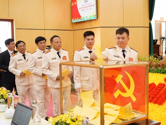 Các đại biểu bỏ phiếu bầu Đoàn đại biểu của tỉnh dự Đại hội đại biểu toàn quốc lần thứ XIII của Đảng.