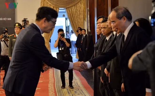 Tổng lãnh sự quán Hàn Quốc bắt tay chia buồn với Bí thư Thành ủy TPHCM Nguyễn Thiện Nhân (Ảnh: Hà Khánh)