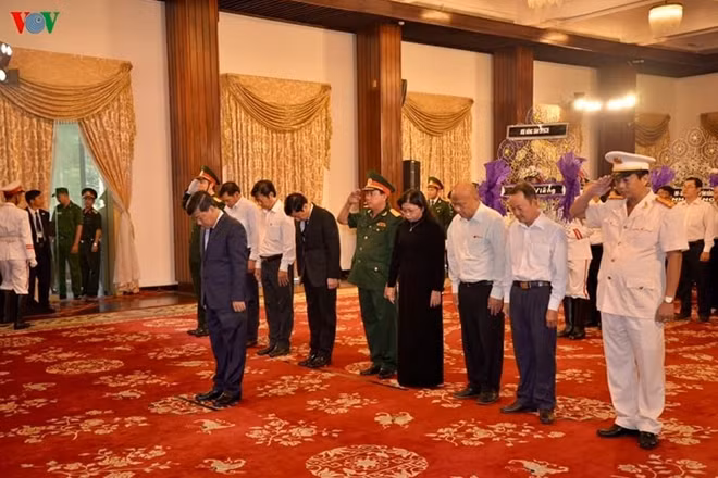 Đoàn Hội đồng nhân dân tỉnh Bình Dương vào viếng.