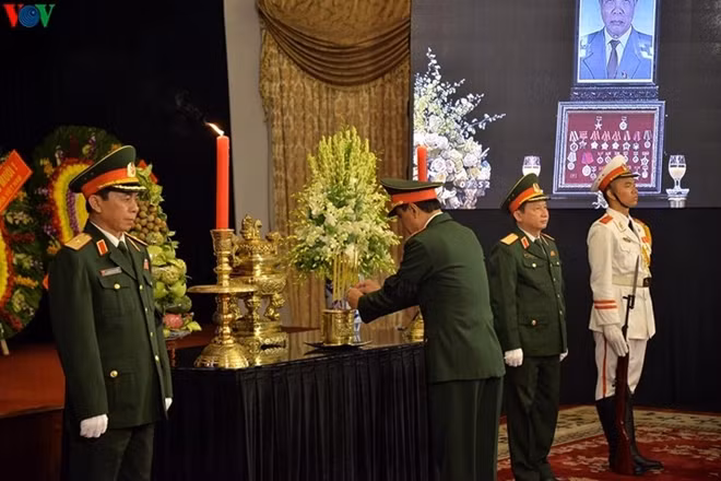 Kính cẩn thắp hương tưởng niệm nguyên Tổng Bí thư Đỗ Mười.
