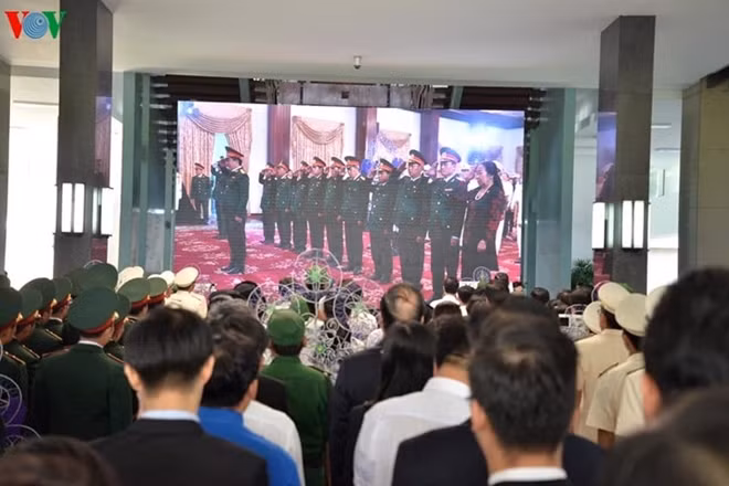 Không khí trang nghiêm tại Hội trường Thống Nhất trong suốt lễ viếng nguyên Tổng Bí thư Đỗ Mười. Lễ viếng kéo dài đến 7h30 sáng mai 7/10. Lễ truy điệu diễn ra lúc 9h sáng mai 7/10./.