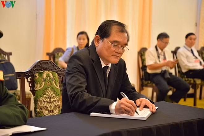 Ông Nguyễn Minh Tân, Phó Bí thư Tỉnh uỷ Tây Ninh ghi sổ tang.