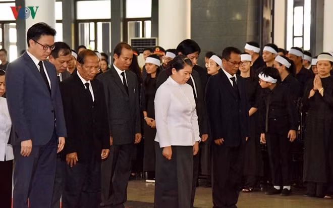 Thay mặt Đoàn, bà Men Sam An thắp hương tiễn biệt đồng chí Đỗ Mười (Ảnh: Hiếu Minh)
