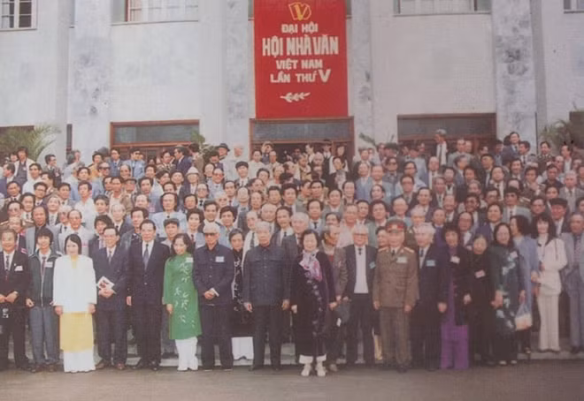 Các đồng chí Phạm Văn Đồng, Đỗ Mười, Võ Nguyên Giáp cùng các đồng chí lãnh đạo Đảng, Nhà nước với các đại biểu dự buổi khai mạc Đại hội Hội nhà văn Việt Nam lần thứ V, ngày 12 tháng 3 năm 1995./.