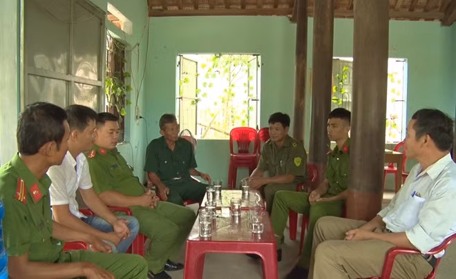Đại diện Công an huyện Vĩnh Linh và Hội CCB xã Vĩnh Long thăm hỏi người chấp hành xong án phạt tù.