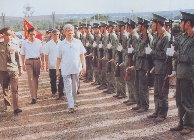 Đồng chí Đỗ Mười thăm Quân đoàn Tây Nguyên, tháng 5 năm 1992.