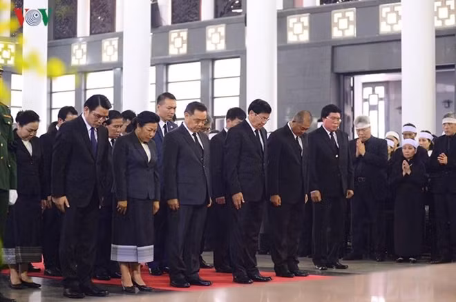 Đầu giờ chiều nay, Đoàn đại biểu Đảng Nhân dân Cách mạng Lào do đồng chí Thongloun Sisoulith, Ủy viên Bộ Chính trị Đảng NDCM Lào, Thủ tướng Chính phủ nước CHDCND Lào làm trưởng đoàn vào viếng nguyên Tổng Bí thư Đỗ Mười và chia buồn cùng gia quyến. (Ảnh: Hà Phương)