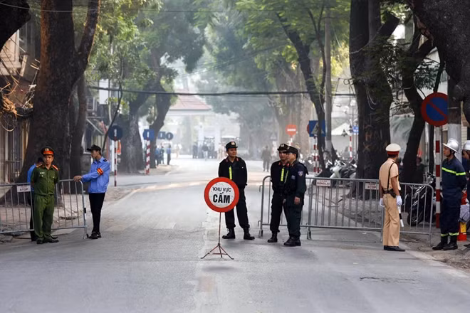 Khu vực xung quanh Nhà tang lễ quốc gia số 5 Trần Thánh Tông (Hà Nội) được lực lượng công an phong tỏa trong ngày 6 và 7-10. Nhiều tuyến phố khác tại thủ đô Hà Nội cũng bị cấm hoàn toàn phương tiện trong thời gian diễn ra lễ viếng đồng chí Đỗ Mười.