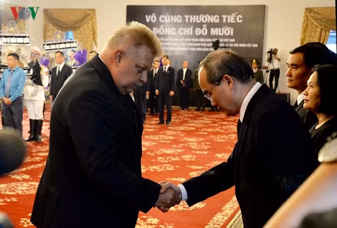 Tổng lãnh sự Nga tại TPHCM ông Popov bày tỏ chia buồn với Bí thư Thành ủy TPHCM Nguyễn Thiện Nhân. (Ảnh: Hà Khánh)