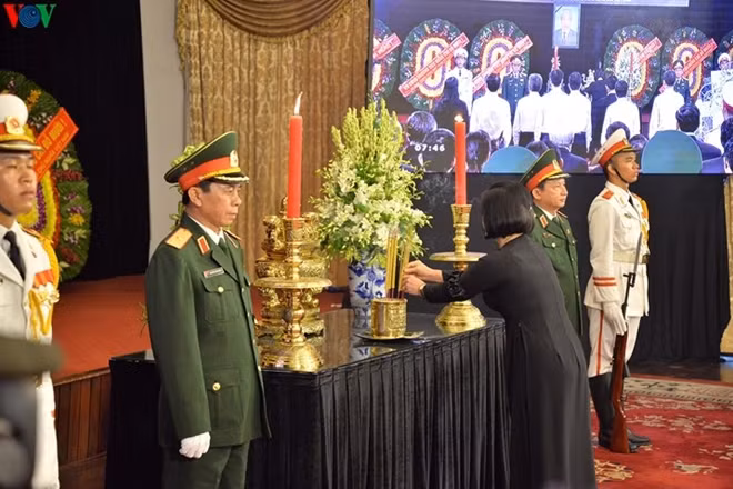 Đoàn Văn phòng Trung ương Đảng do bà Trần Thanh Bình - Phó Chánh Văn phòng làm Trưởng đoàn.